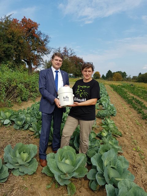 Das Kraut wächst unter städtischer Aufsicht: Beate Zonsius und OB Martin Wolff.