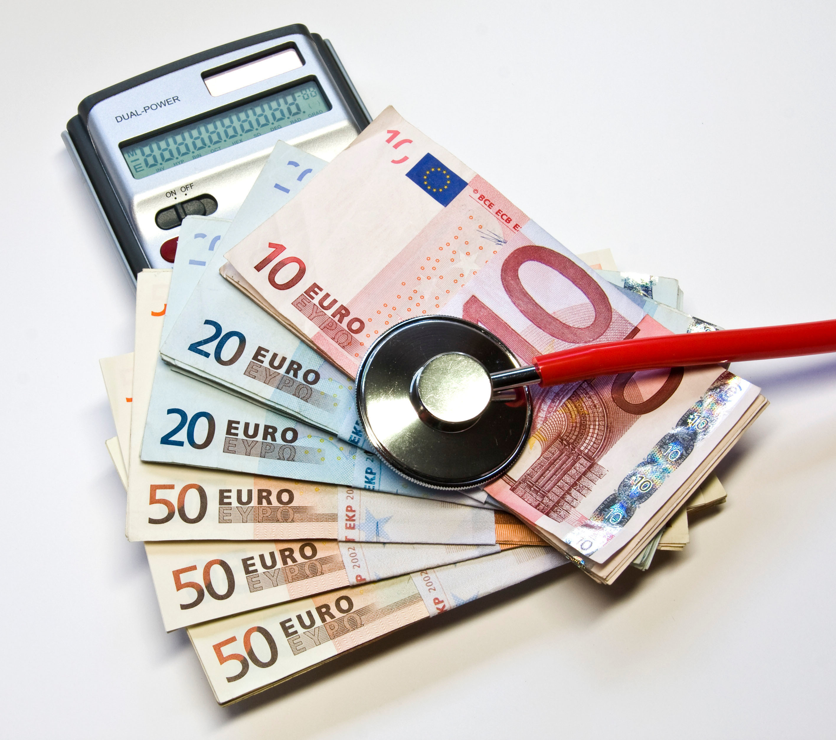 Wer aus einem teuren in einen gleichwertigen, aber günstigeren Tarif wechselt, kann bei seiner privaten Krankenversicherung viel Geld sparen. Foto: djd/Minerva KundenRechte/Fotodesign Wengert