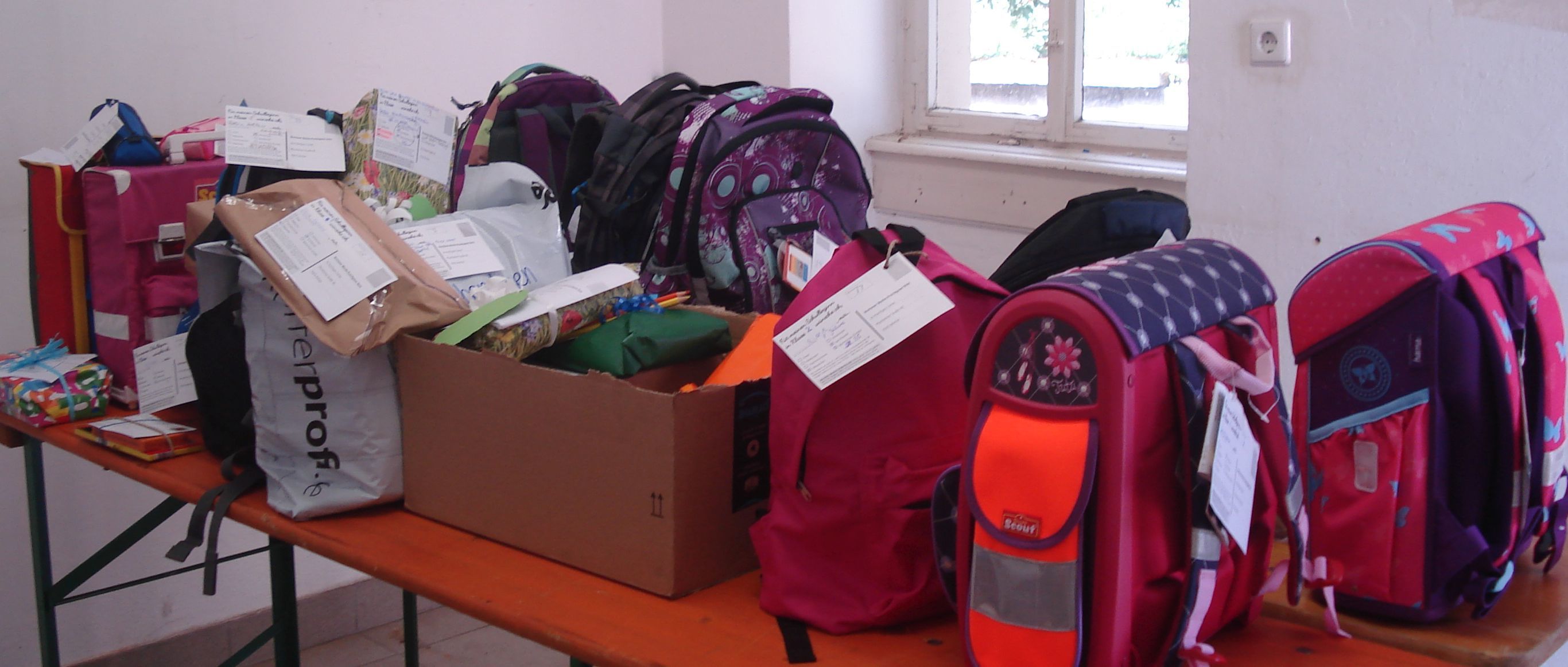 Gespendete Schulsachen warten beim Diakonischen Werk in Bretten auf ihre Abholung durch Kinder und ihre Familien.