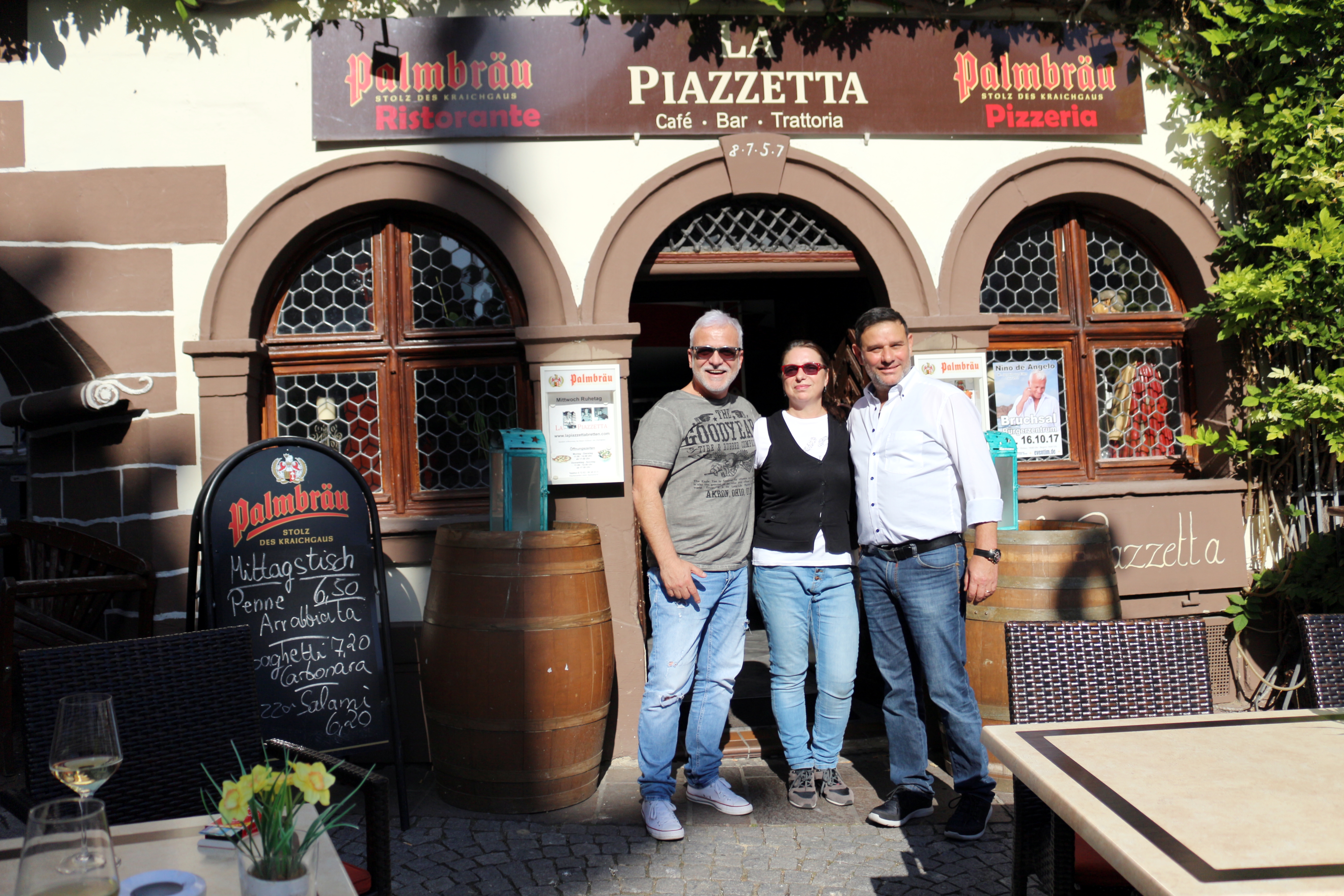 In der Melanchonstadt ging Nino De Angelo (links) auf die Schule. Bei seiner Cousine Angelina Lamola und deren Ehemann Antonio schaut er immer wieder gerne im "La Piazzetta" vorbei.