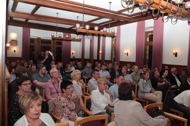 Der vollbesetzte Saal im Alten Rathaus in Bretten.