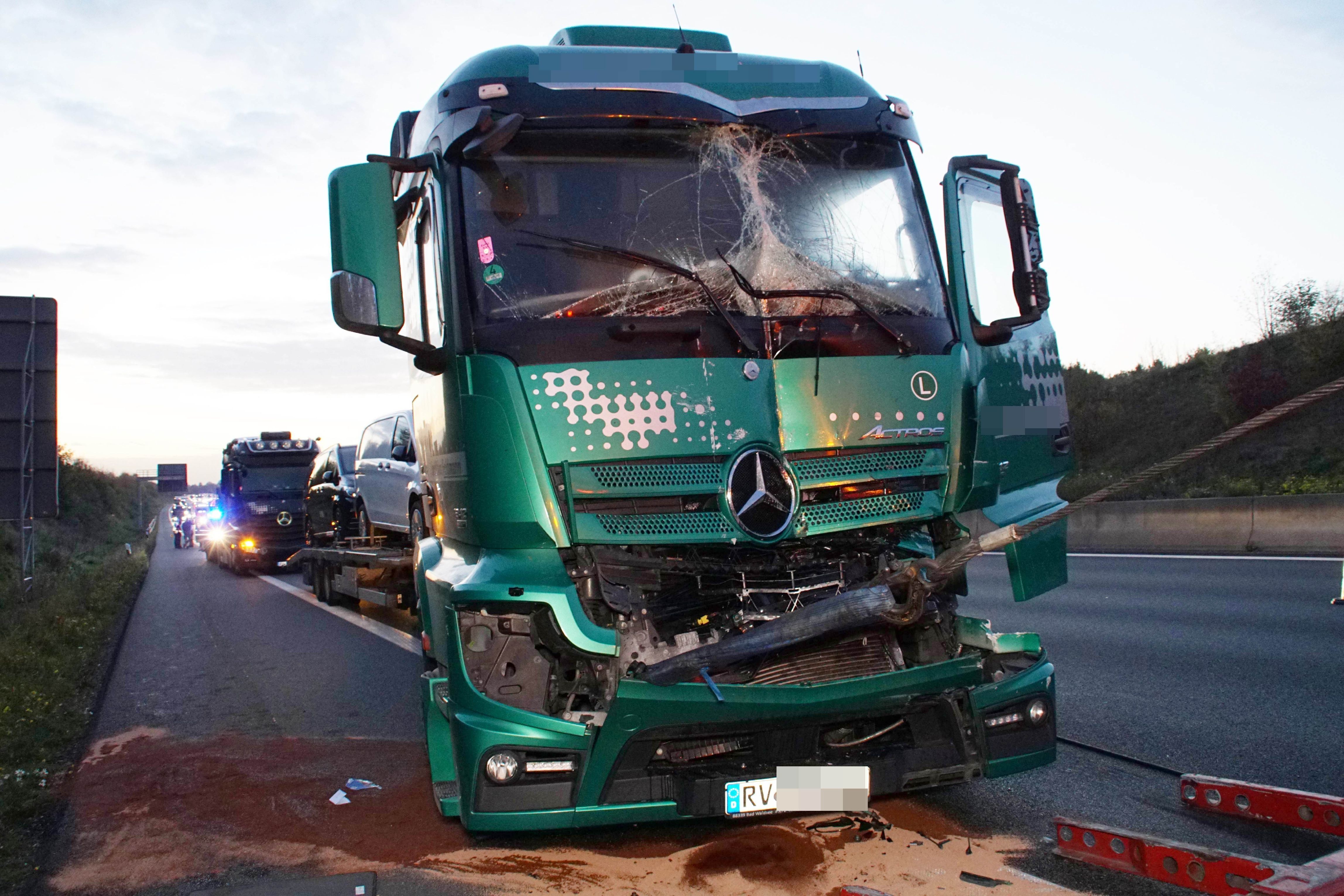 Ein Auffahrunfall hat auf der A8 zwischen den Anschlussstellen Pforzheim-West und Pforzheim-Nord für einen langen Stau gesorgt. Ein Lkw-Fahrer wurde verletzt.