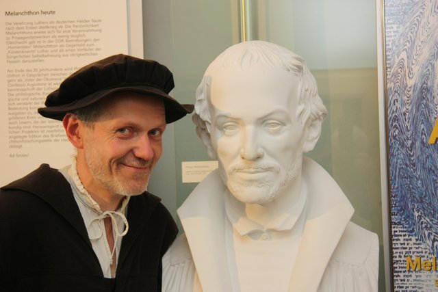 „Auf den Spuren von Philipp Melanchthon“ - hier ein Darsteller mit Melanchthonbüste - können Wittenberg-Besucher mehr über Leben, Werk und Wirken von Luthers engstem Mitarbeiter erfahren. | Foto: Tourist-Information Wittenberg
