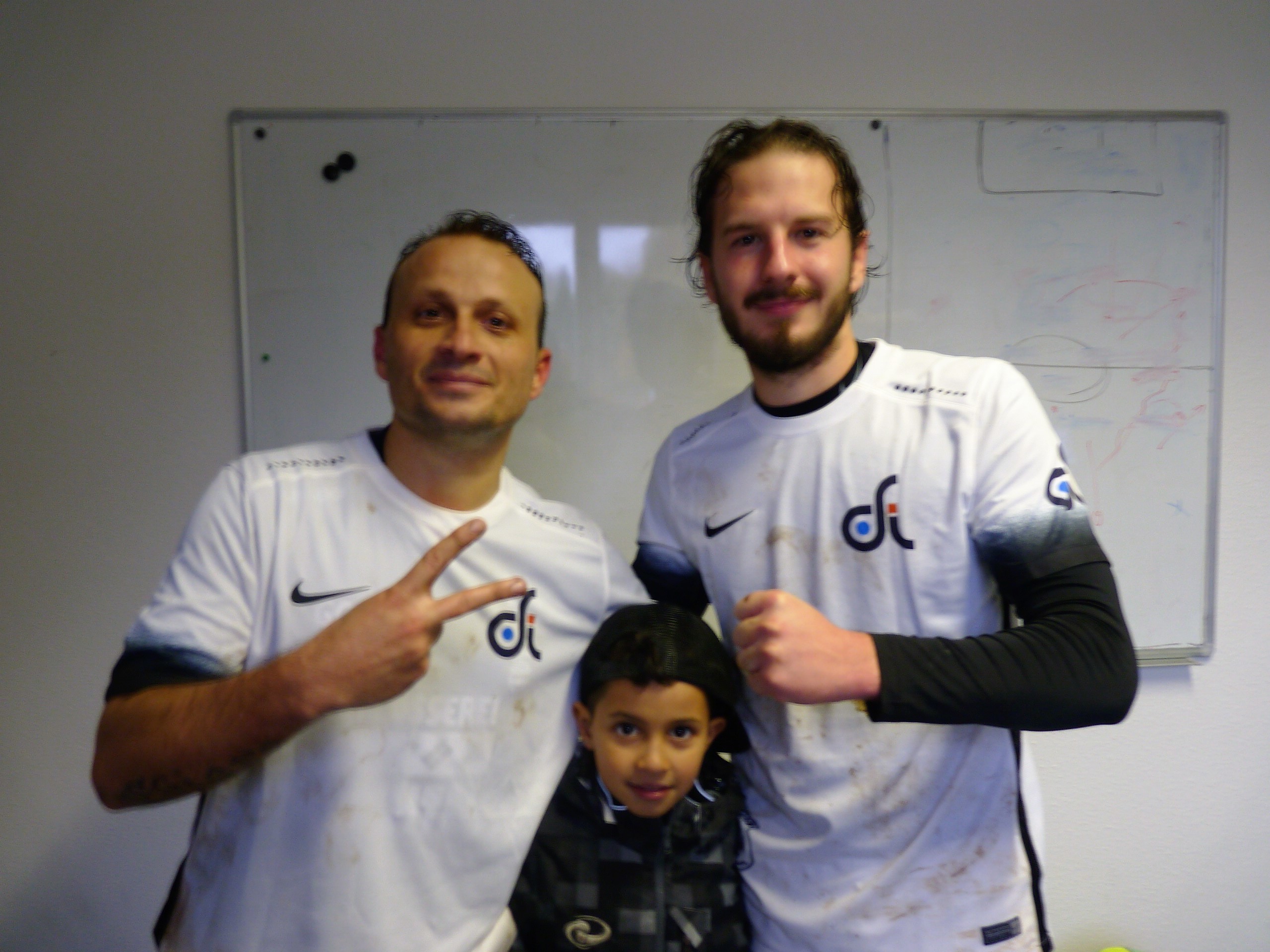 Der Sohn von Giampiero Campo (links) freut sich mit seinem Vater und Julius Blank über den 2:0 Erfolg des VfB Bretten.