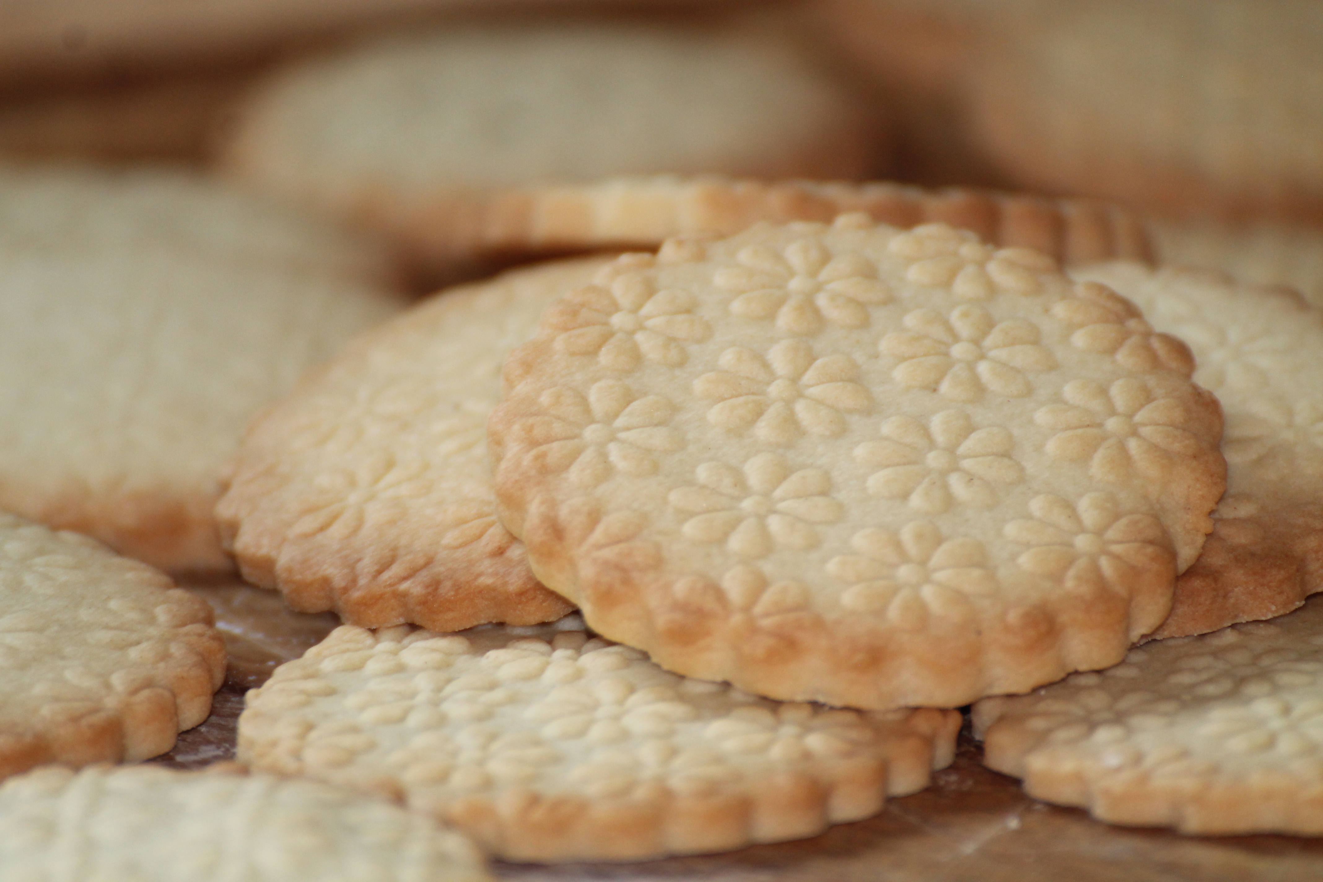 Überraschen Sie Ihre Lieben zur Adventszeit mit einem kreativen Keks-Rezept:
Dazu brauchen Sie folgende Zutaten: 250g Weizenmehl, 125g kalte Butter, 100g Puderzucker etwas Salz und ein 1 Ei. Alle Zutaten miteinander vermengen und zu einem Teig verarbeiten. Den Teig zu einer Rolle formen, in Frischhaltefolie wickeln und für eine Stunde in den Kühlschrank legen. Dann den Teig mit einer normalen Teigrolle 4 bis 5 mm dick ausrollen.