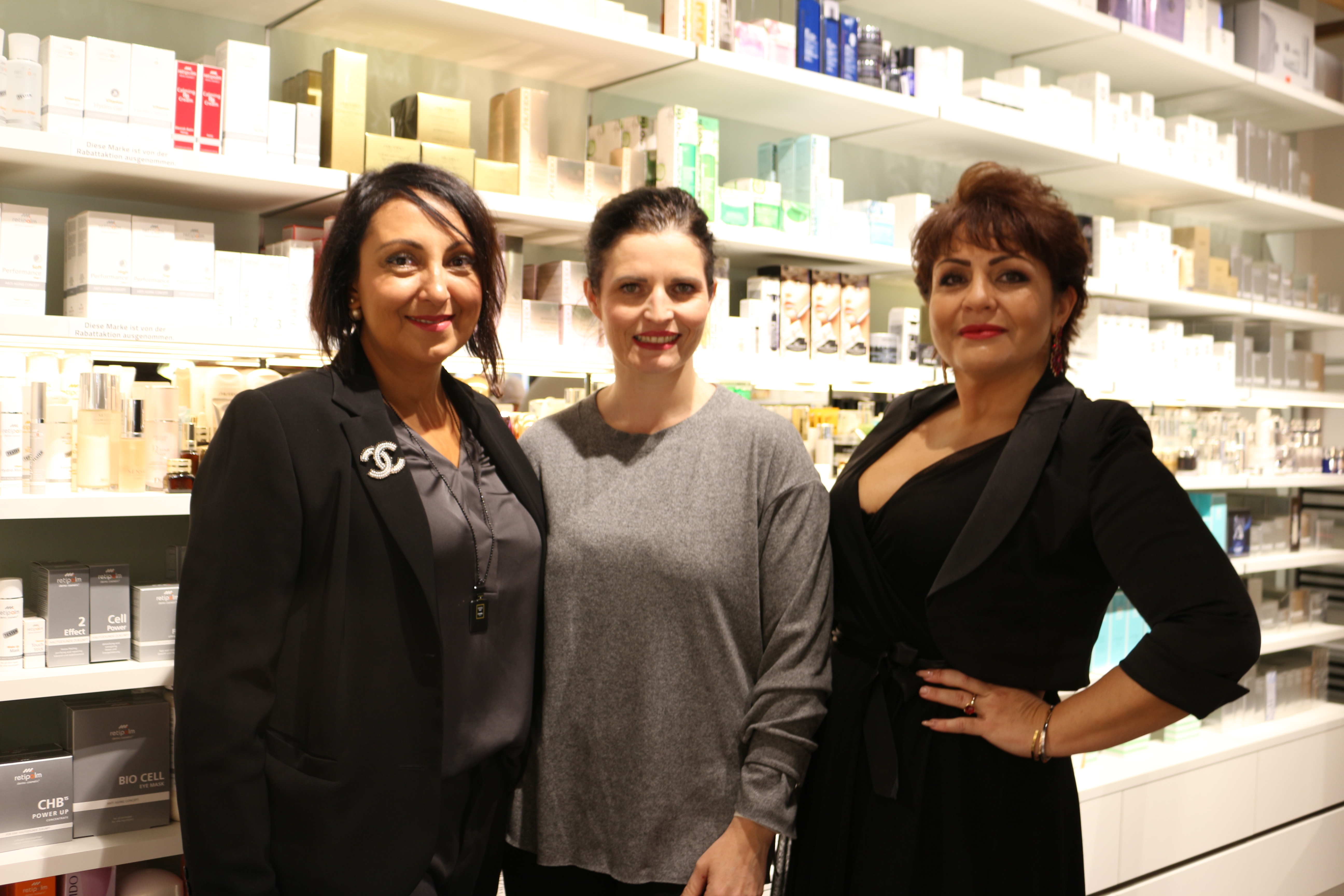 Filialleiterin Emma Ott (links) und ihr Team freuen sich auf zahlreiche neugierige Kundinenn und Kunden in den neuen Räumen von Stephans Parfums & Kosmetik in Bretten.