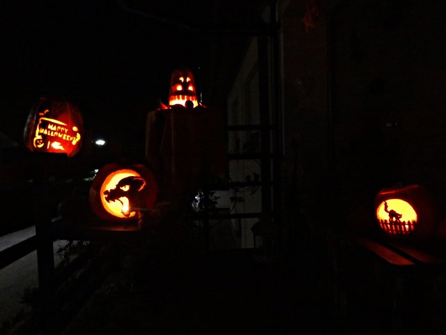 Eingang gruselig geschmückt für die Kinder