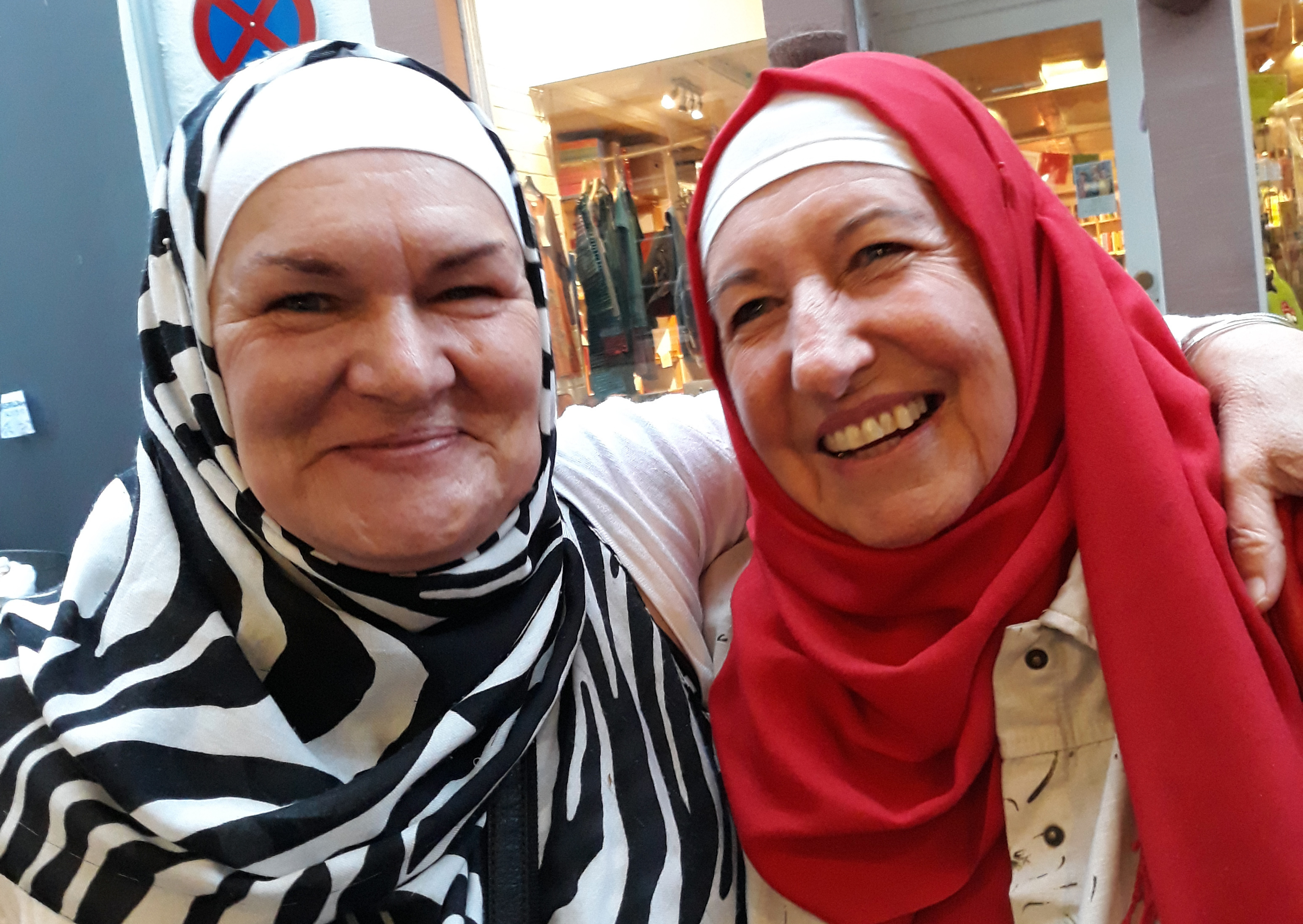 Gefühlt wie Flüchtlinge: Heidi Veith und Renate Knauss (rechts) aus Bretten während ihres Kopftuchexperiments.
