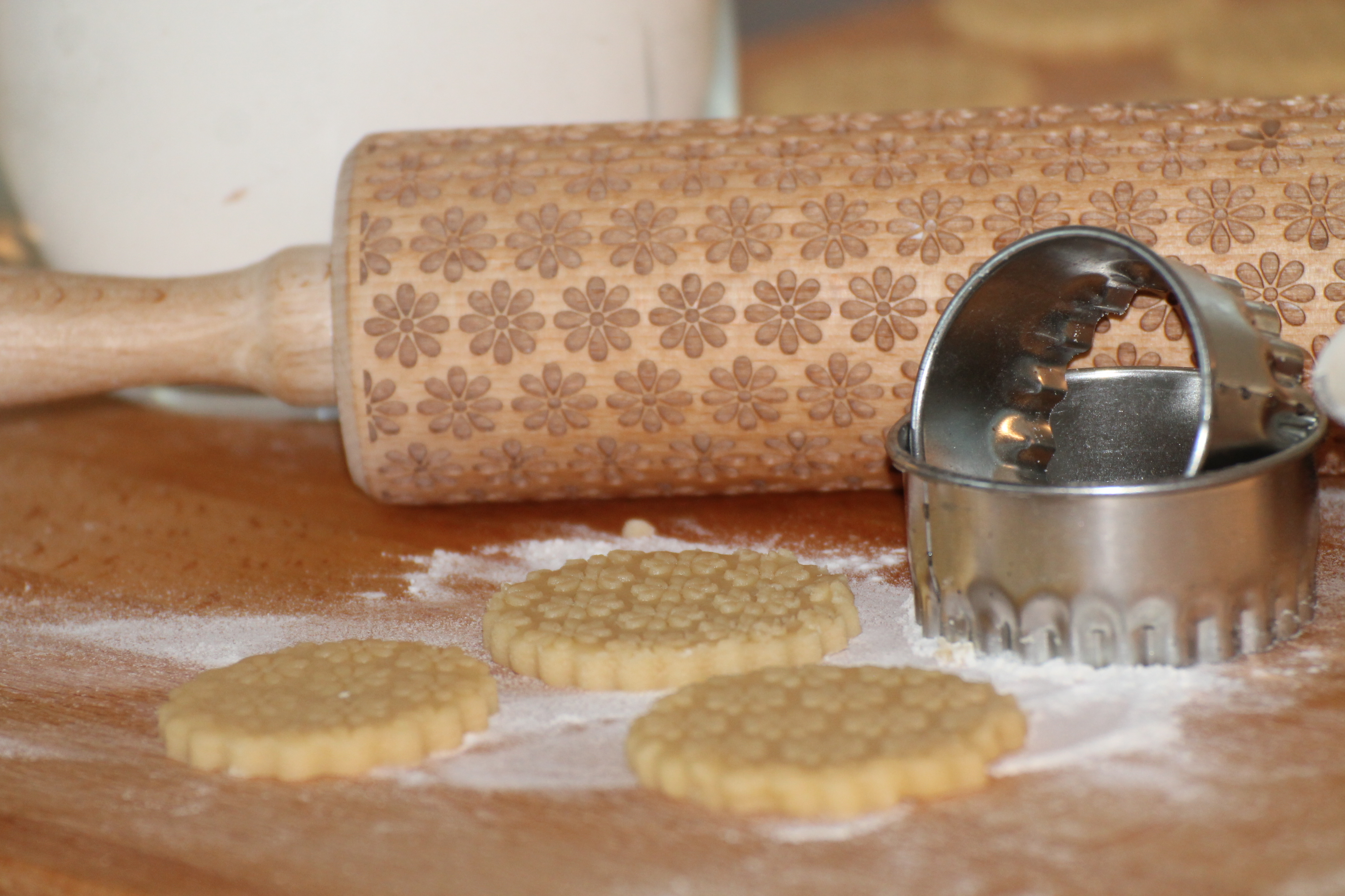 An das Ausrollen von festen Lebkuchen- oder Mürbeteigen sollten sich aber erst ältere Kinder heranwagen.