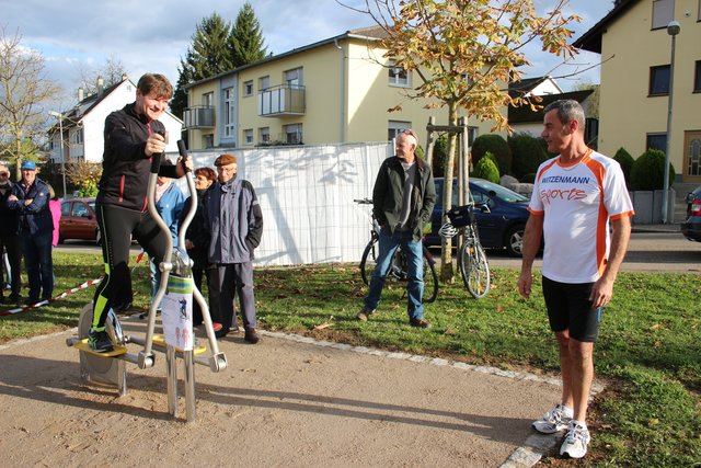 Bürgermeister Michael Nöltner probierte den Stepper aus.