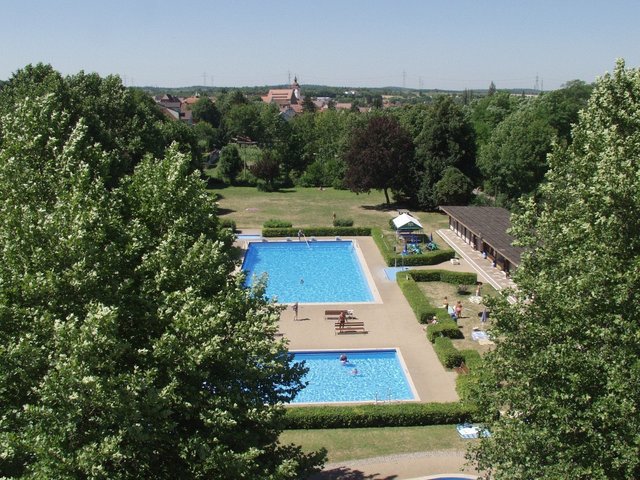 Das Knittlinger Freibad - unten das Nichtschwimmer-, oben das große Schwimmerbecken - ist in die Jahre gekommen und muss saniert werden. | Foto: Stadt Knittlingen