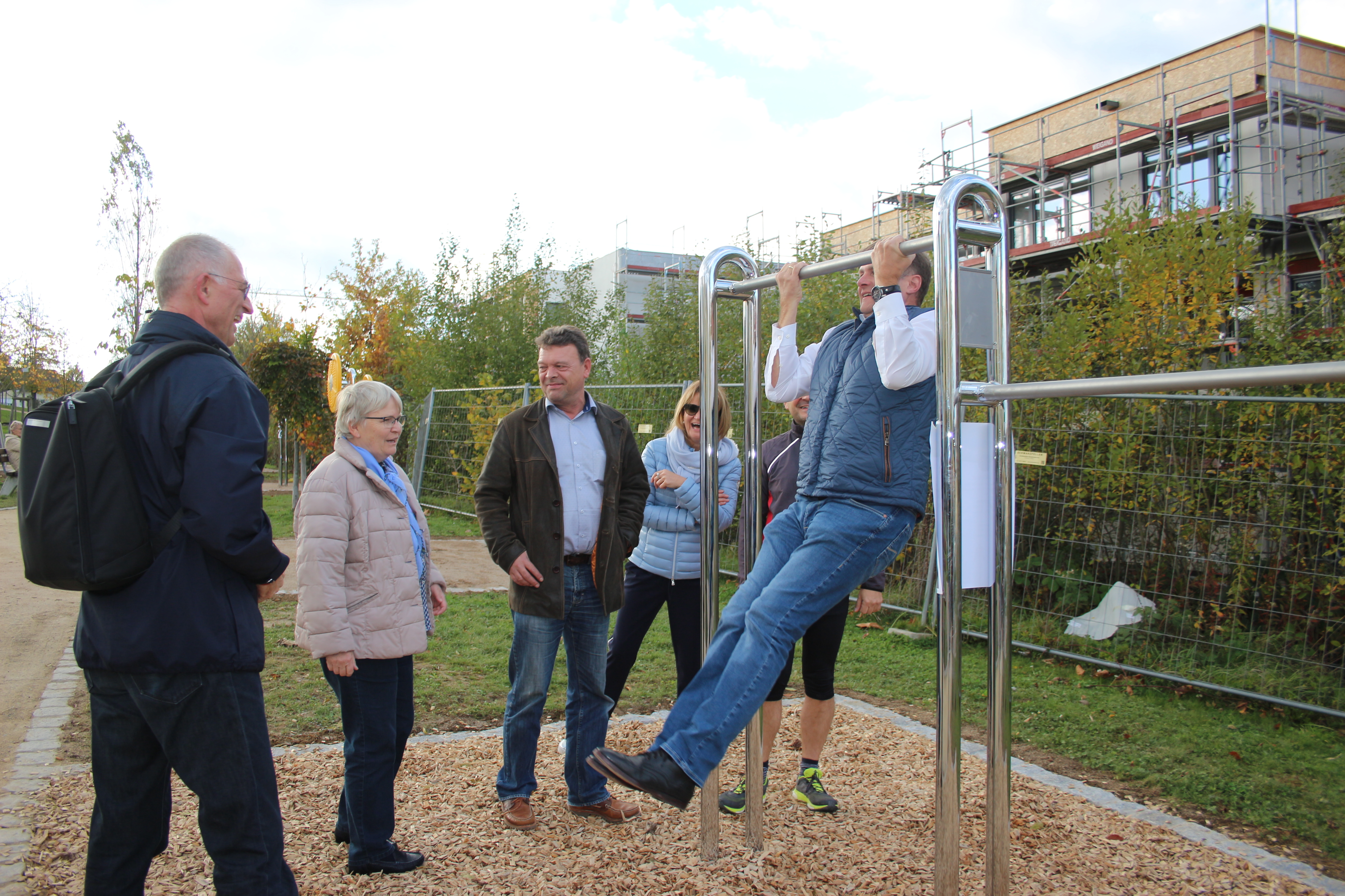 Der Brettener Oberbürgermeister Martin Wolff turnt bei der Einweihung der Sportgeräte im Mehrgenerationenpark St. Johann an den neuen Geräten.