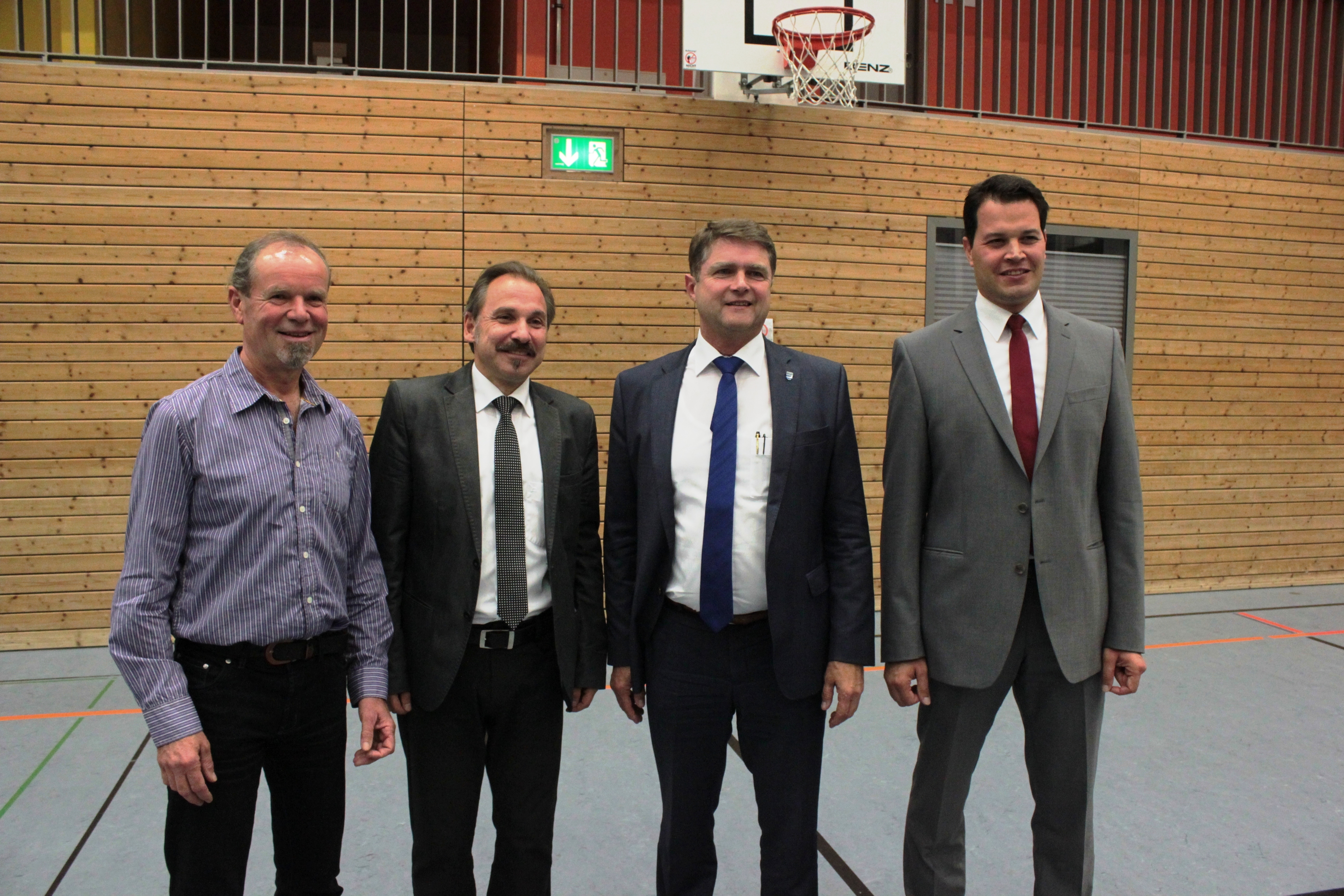 Die Bewerber nach der Podiumsdiskussion (von links): Heinz Peter Schwertges, Andreas Leiling, Amtsinhaber Martin Wolff und Aaron Treut.