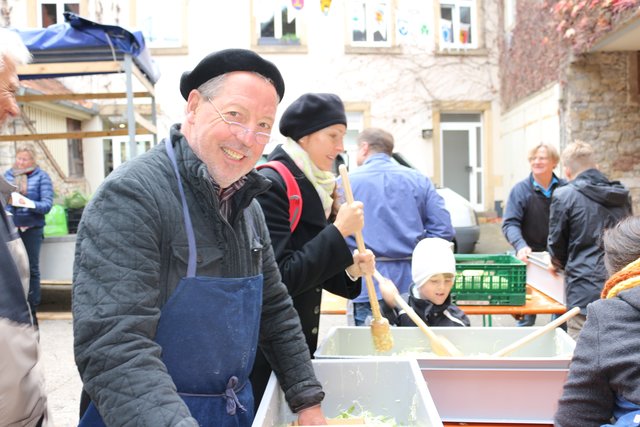 Der Brettener Künstler Willi Gilli hatte exklusiv für das Symposium vier Gärtöpfe gestaltet.