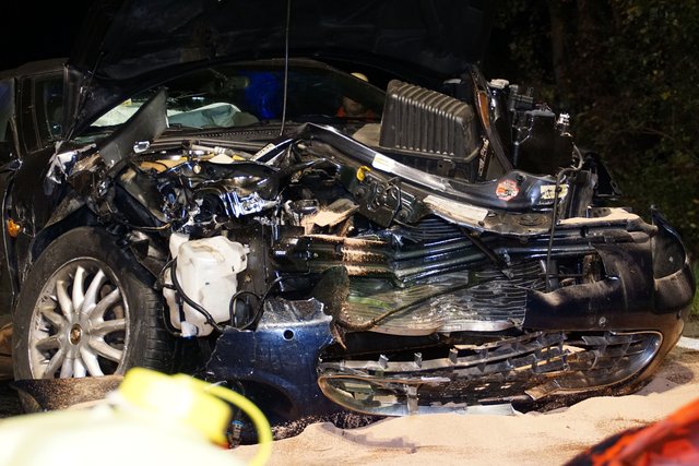 Zu einem schweren Unfall ist es am Freitag, 27. Oktober, gegen 20.45 Uhr, auf der B35 kurz vor Knittlingen gekommen.