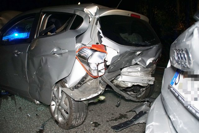 Zu einem schweren Unfall ist es am Freitag, 27. Oktober, gegen 20.45 Uhr, auf der B35 kurz vor Knittlingen gekommen.