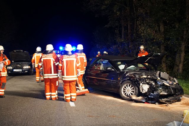 

Am heutigen Freitag (27.10.17) Abend kam es gegen 20.45 zu einem folgenschweren Verkehrsunfall mit 4 beteiligte Pkw. 5 Personen wurden Verletzte und vom Rettungsdienst, der mit 3 RTW, einem Notarzt und dem Org. Leiter sowie die Helfer vor Ort Knittlingen im Einsatz waren betreut und 4 Personen kamen ins Krankenhaus, die 5. Person blieb an der Unfallstelle. Die Freiwillige Feuerwehr Knittlingen die mit 5 Fahrzeugen und 22 Wehrleute im Einsatz war, leuchtete die Unfallstelle aus und stellte den Brand sicher