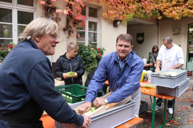 OB Wolff wird von Peter Maier von der Garküche, die die Aktion organisiert hatten, unterstützt.
