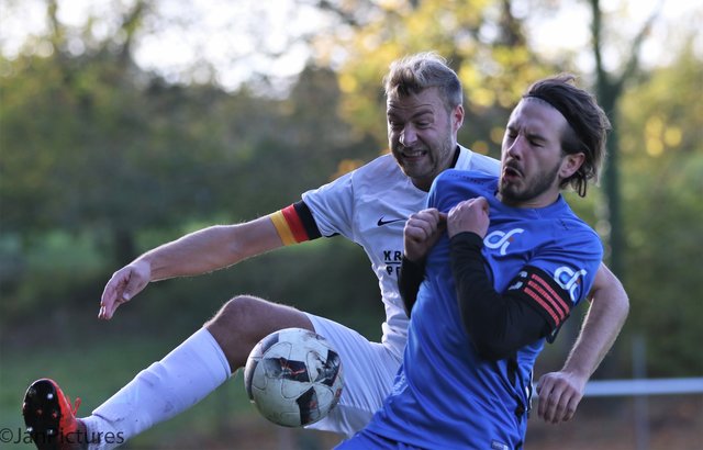 Rechts Julius Blank vom VfB Bretten, links Yannik Doll von den Kickers Büchig