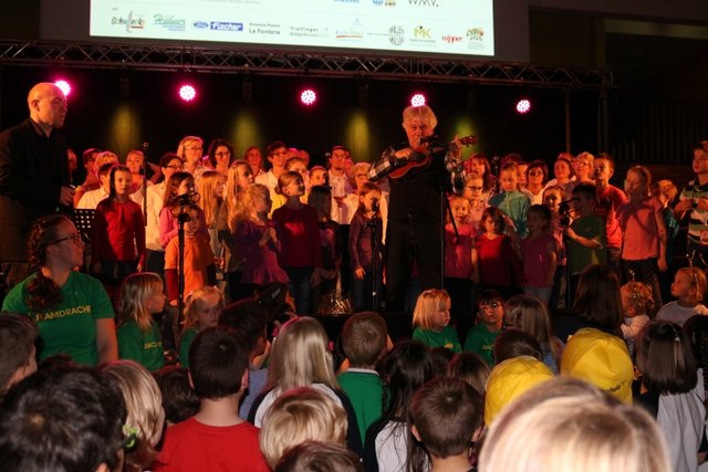 Umgeben von Brettener Kindern: Rolf Zuckowski.