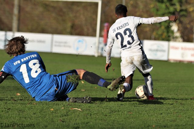links Julius Blank vom VfB Bretten, rechts Ajanthan Navaneethakrishnan vom SV Kickers Büchig