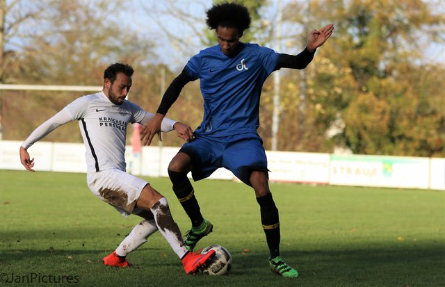 links Adnan Bayrak von den Kickers Büchig, rewchts Jerome Lafia vom VfB Bretten