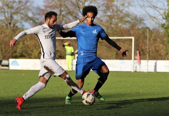 links Adnan Bayrak von den Kickers Büchig, rewchts Jerome Lafia vom VfB Bretten