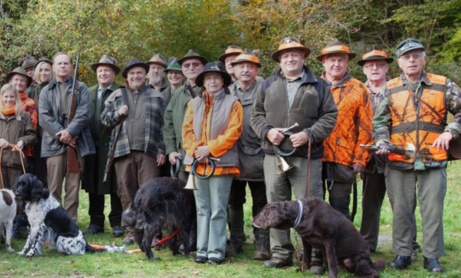 Die Kraichgauer Jagdhornbläsergruppe Hegering II Bretten hat während der Dreharbeiten zur SWR-Serie „Labaule und die Erben“ im Großen Wald in Bretten für die musikalische Untermalung gesorgt.