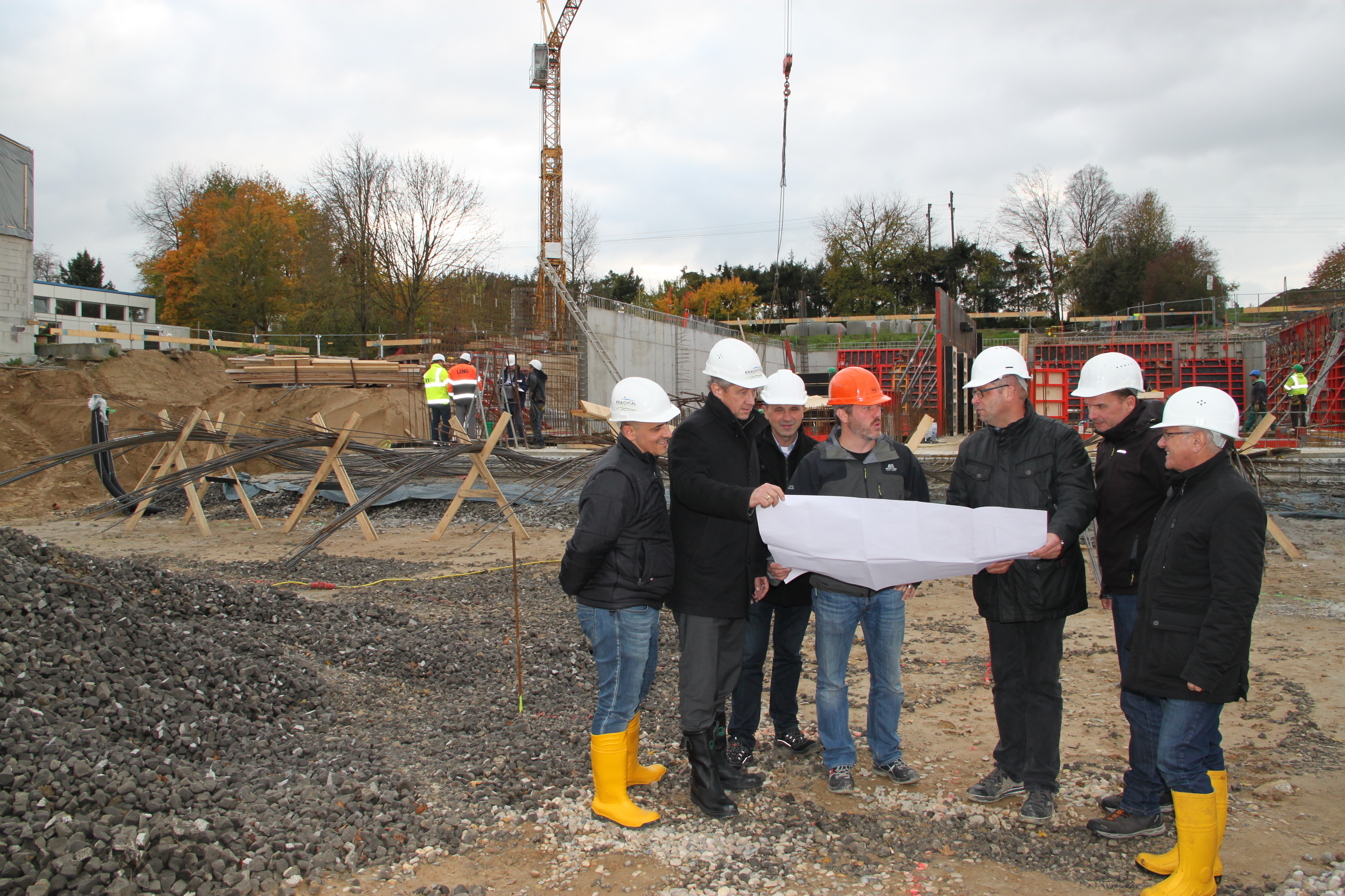 Neue "Bauhelmträger": (von links) Rechnungsamtsleiter Uwe Ribstein, Bürgermeister Ulrich Hintermayer, Werkleiter Gerhard Süpfle, Bauleiter Mark Kolb, Stadtwerke-Mitarbeiter Klaus Bauer, Gemeinschaftsschul-Rektor Matthias Fuchs und Hauptamtsleiter Reinhard Neudeck bei der Besichtigung der „Großbaustelle“ in Münzesheim.