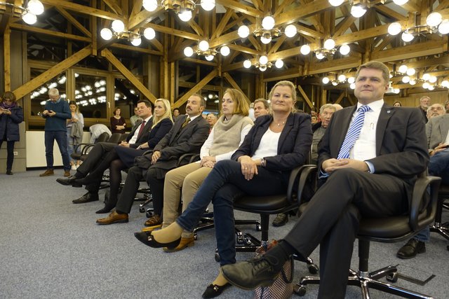 Amtsinhaber Martin Wolff (vorne) und die anderen Kandidaten verfolgen aus der ersten Reihe die Ergebnisse er Auszählung. | Foto: wod