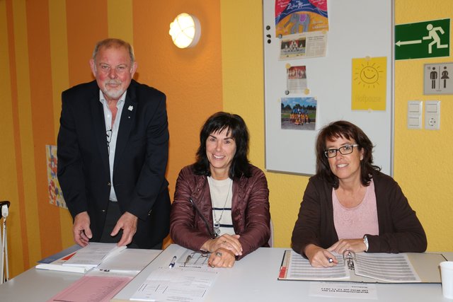 Rolf Wittmann, Ortsvorsteher von Neibsheim: "Unser Wahllokal hat die Besonderheit, dass es in unmittelbarer Nähe zum Alten- und Pflegeheim liegt. Allein dort haben wir 115 Wahlberechtigte. Erfahrungsgemäß ist Neibsheim, was die Beteiligung anbetrifft, dennoch der Wahlbezirk mit den wenigsten abgegebenen Stimmen." Dem OV zur Seite standen Katja Westermann (Mitte) und Susanne Jaroschek: "Wir hoffen, dass die Bürger nach dem Auftritt der Kerwesäue wählen gehen."