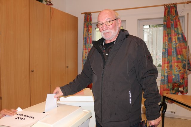 Herbert Fuchs gibt in Gölshausen seine Stimme ab.