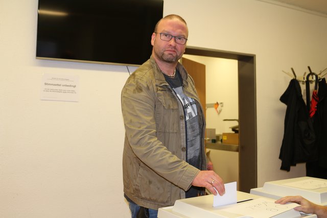 Frank Wagenrad gibt seine Stimme in Bauerbach ab: "Wer nicht bei der OB-Wahl mitmacht, darf auch nicht meckern-"