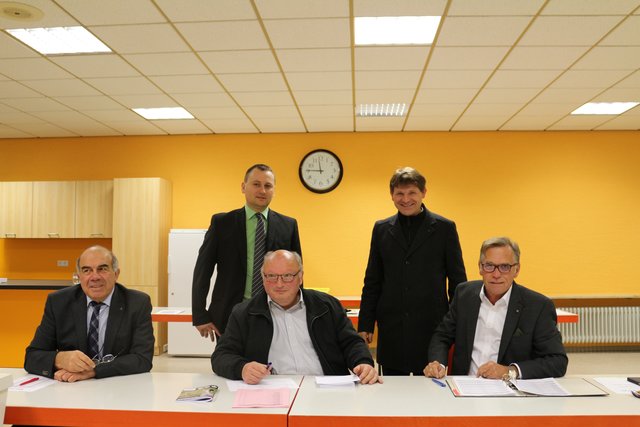 Von links: Richard Strauss, Simon Bolg, Klaus Hoffmann, Bürgermeister Michael Nöltner und Orstvorsteher von Büchig, Uve Vollers.