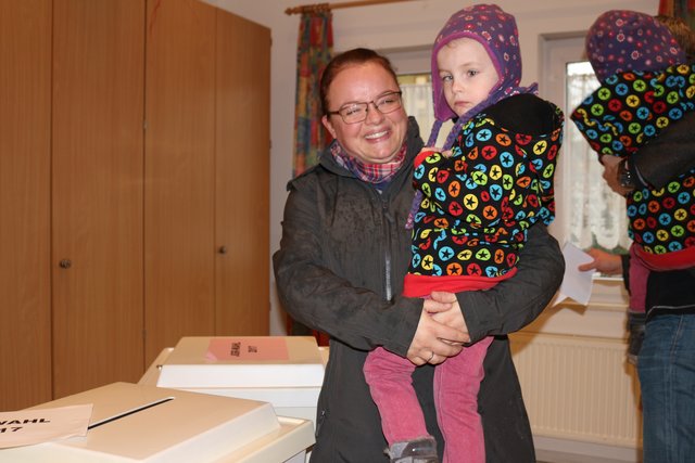 Tina Schrumpf gibt in Gölshausen ihre Stimme ab.