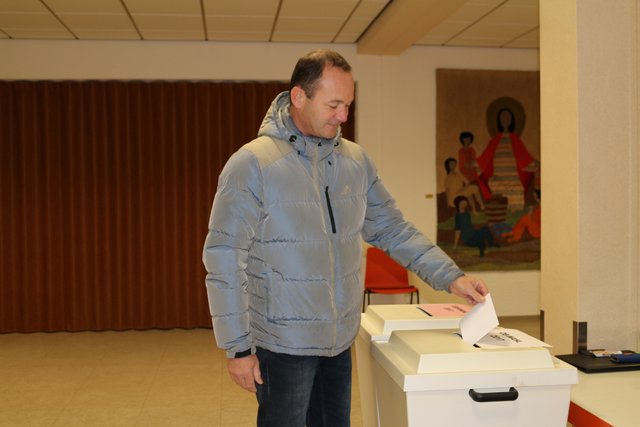 Bernhard Brenner gibt in Büchig seine Stimme ab: "Ich hoffe, dass der Richtige gewinnt."