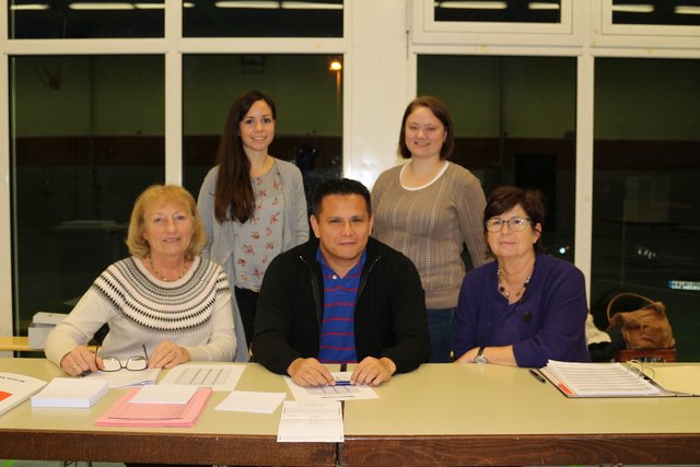 Die Wahlhelfer in Rinklingen (links): Angelika Rust, Anja Lafferton, Timo Hagino, Stephanie Daschek und Angelika Rupp.