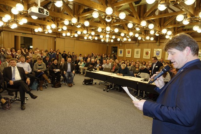 Bürgermeister Michael Nöltner verkündet die vorläufigen Endergebnisse der Oberbürgermeister-Wahl in Bretten. | Foto: wod