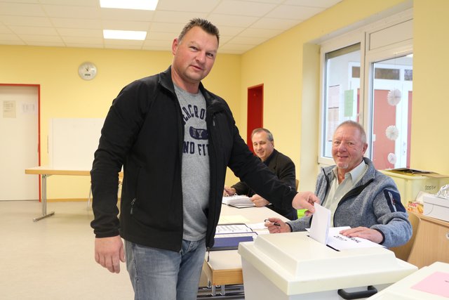 Oliver Hofsäß gibt in Dürrenbüchig seine Stimme ab.