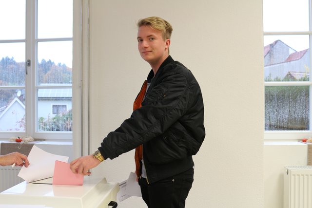 Adrian Humbert gibt in Ruit seine Stimme ab: "Ich hoffe, dass mein Kreuzchen gewinnt."