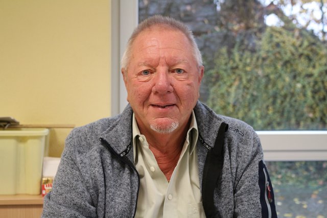 Gerhard Rinderspacher, Wahlhelfer in Dürrenbüchig: "Im Moment liegt die Wahlbeteiligung bei 12,3 Prozent. Bei der Bundestagswahl war die Beteiligung bedeutend besser. Das mag auch daran liegen, dass draußen nicht unbedingt richtiges Wahlwetter herrscht."