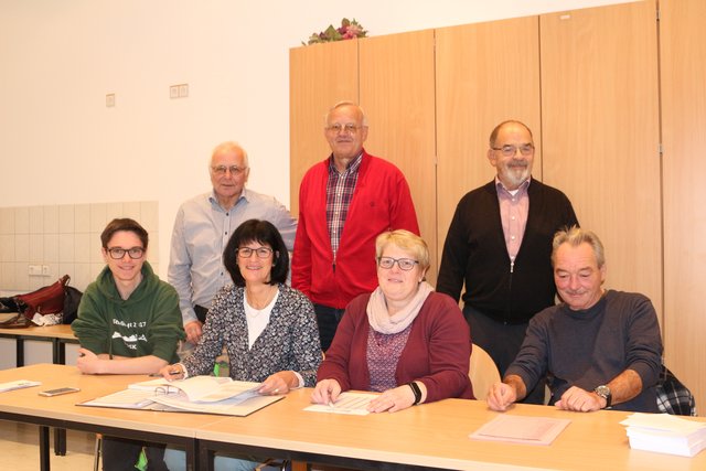 Volles Haus in Gölshausen (von links): Sebastian Gaspar, Ortsvorsteher Manfred Hartmann, Christiane Siewert, Heidi Röger, Bernhard Kurz, Torsten Fundis.