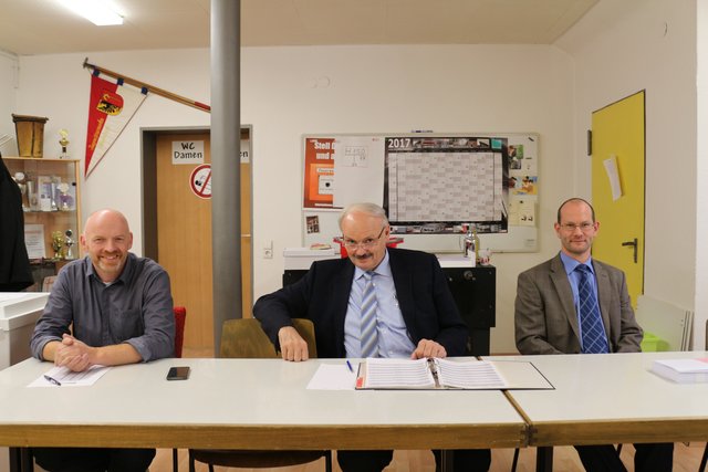 Die Wahlhelfer in Bauerbach (von links): Thorsten Müller, Kuno Lohner und Markus Göpferich. "Bisher hatten wir keine besonderen Vorkommnisse", erzählen sie lachend. "Die Leute kommen und gehen kontinuierlich. Die Wahlbeteiligung liegt aktuell bei 20 Prozent." Wie die Wahlhelfer außerdem verrieten, rechnen viele Bürger mit einer Stichwahl.