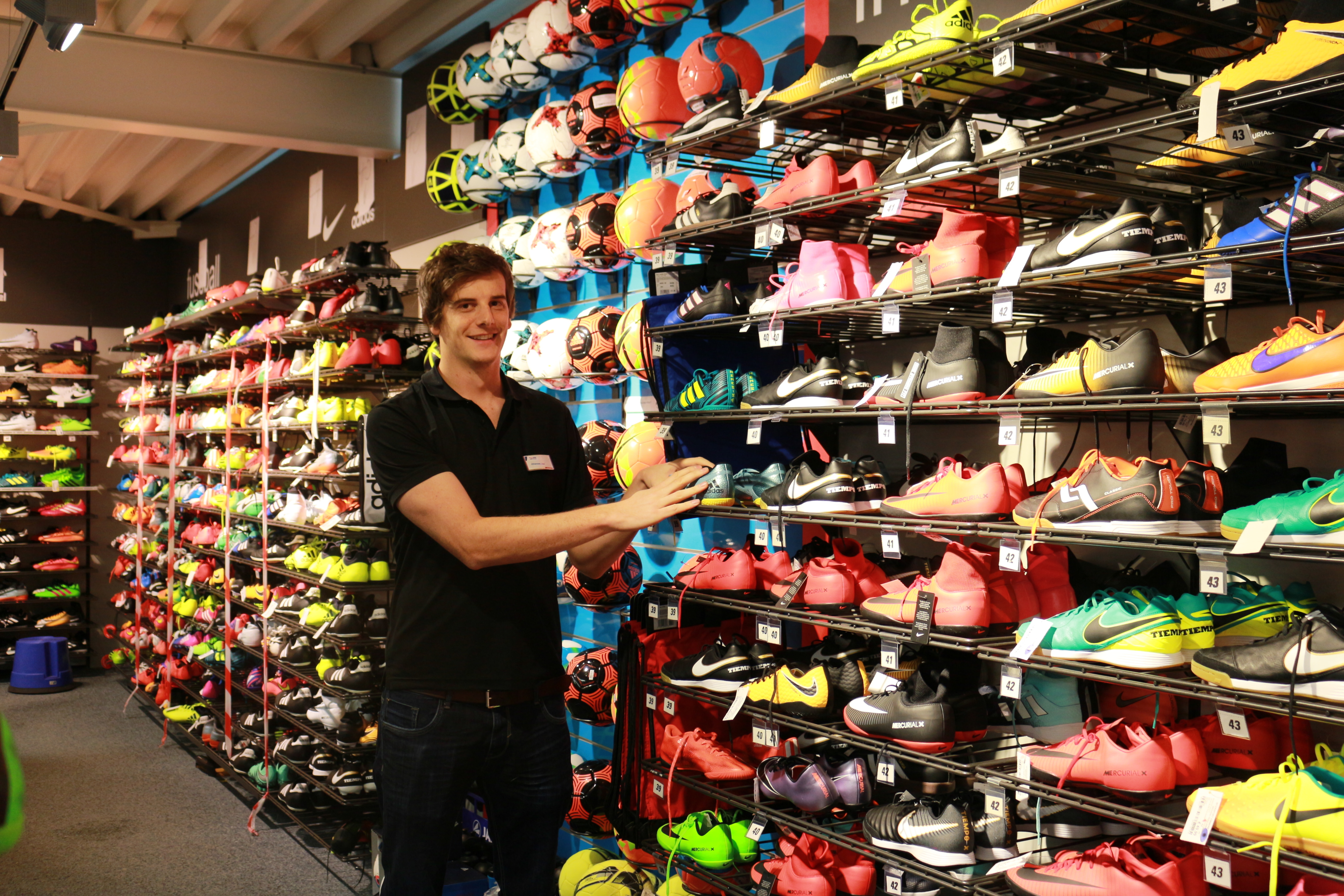 Intersport Zimmermann in Heidelsheim baut um und begrüßt seine Kunden daher zum großen Räumungsverkauf.