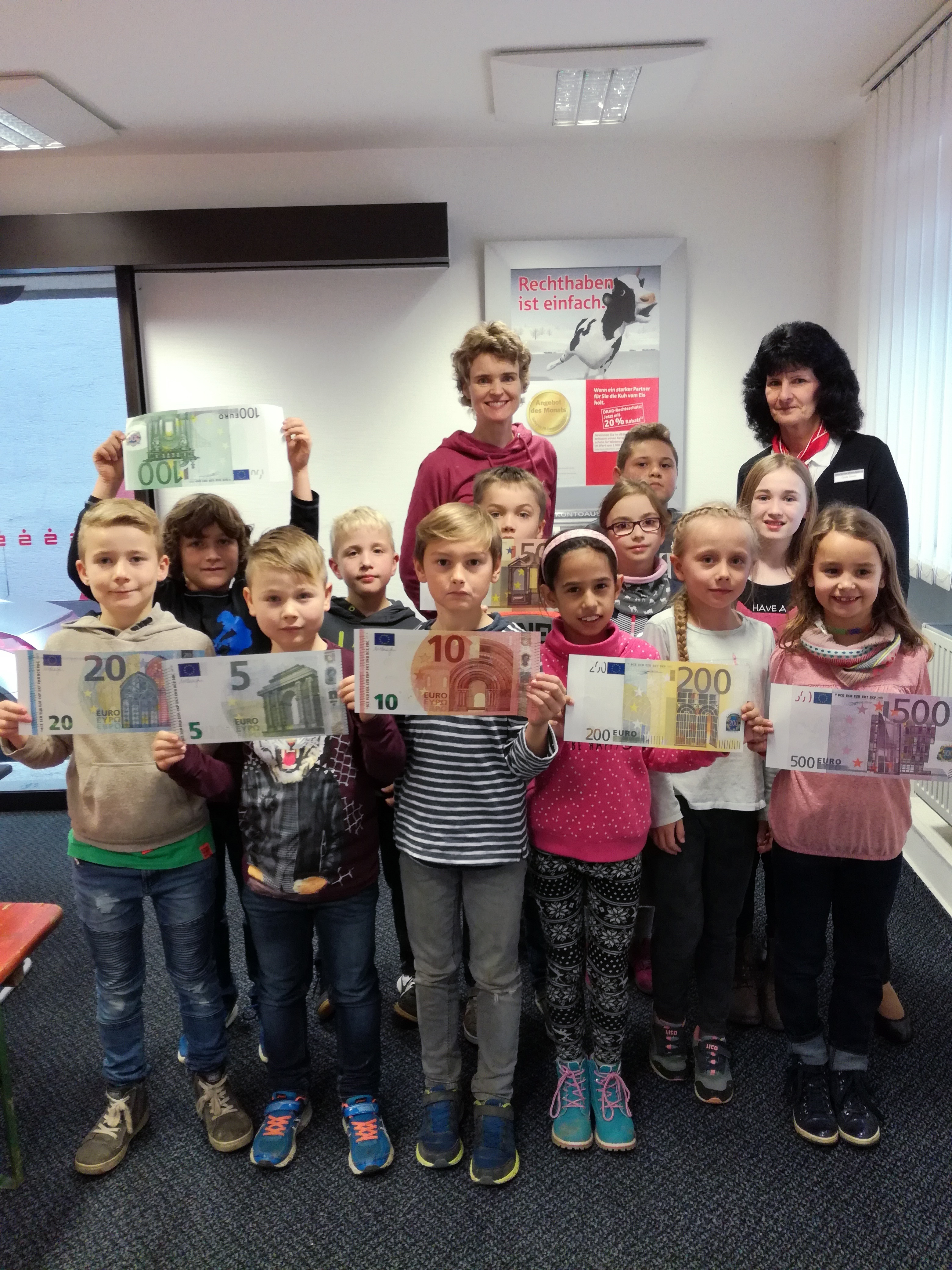 Interessierte Besucher: Die dritte Klasse der Grundschule Neibsheim warf einen Blick hinter die Kulissen der Sparkassen-Filiale.