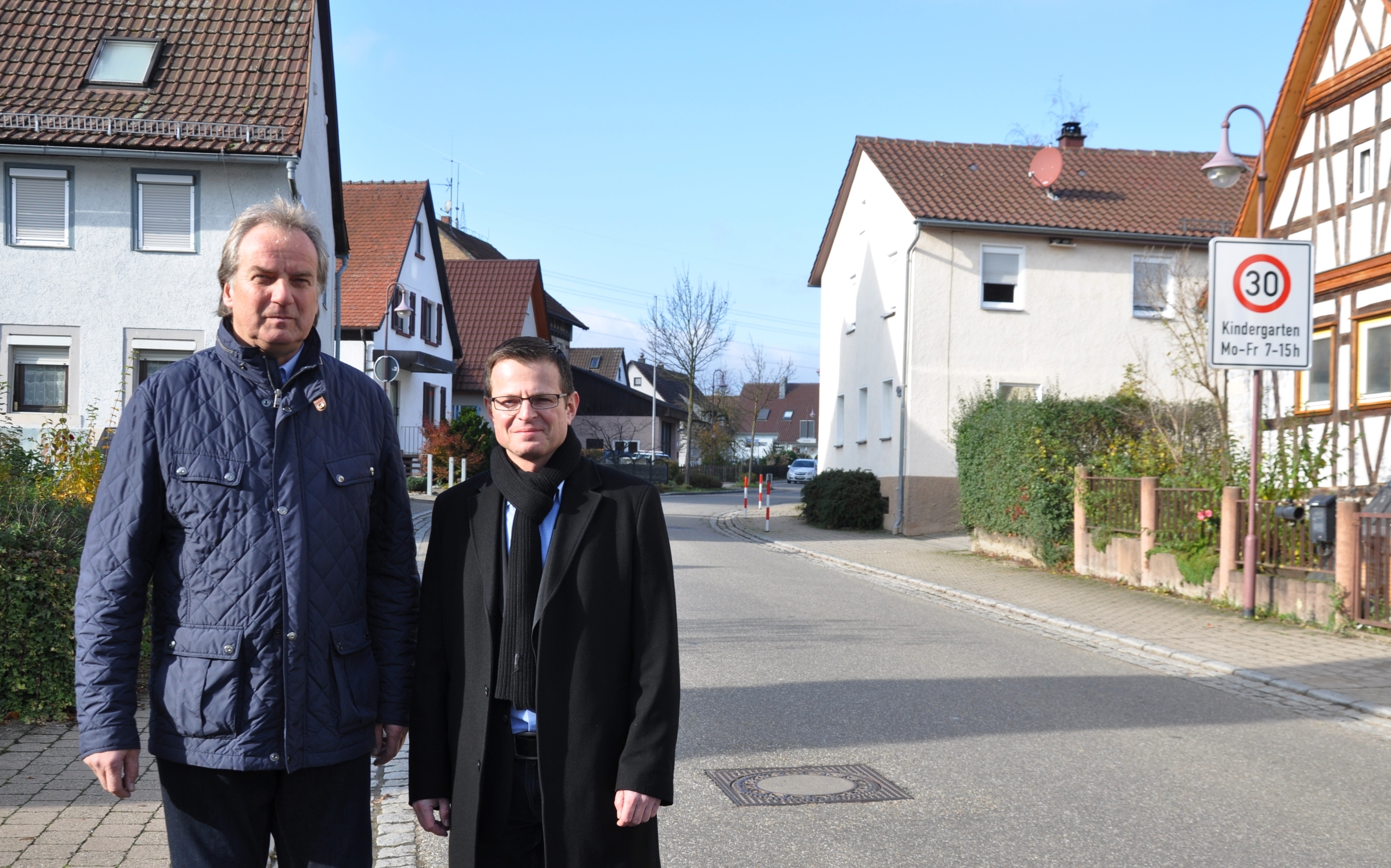 Knittlingens Bürgermeister Heinz-Peter Hopp (links) und der Leiter des Straßenverkehrs- und Ordnungsamts im Enzkreis, Oliver Müller, vor der neuen Mini-Tempo 30-Zone im Ortsteil Kleinvillars. Foto: ch
