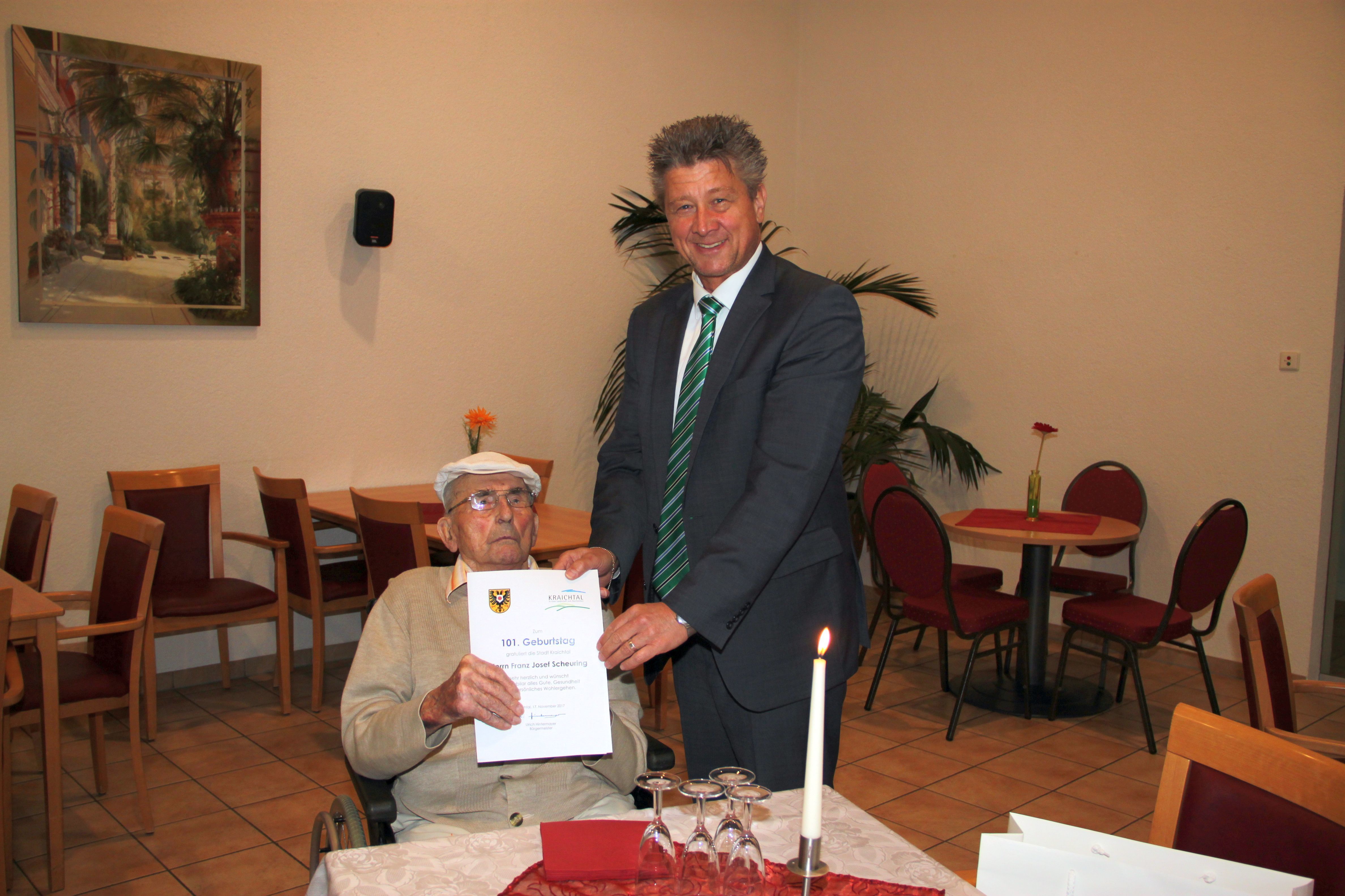 Jubilar Josef Scheuring freute sich über den Besuch von Bürgermeister Ulrich Hintermayer.
