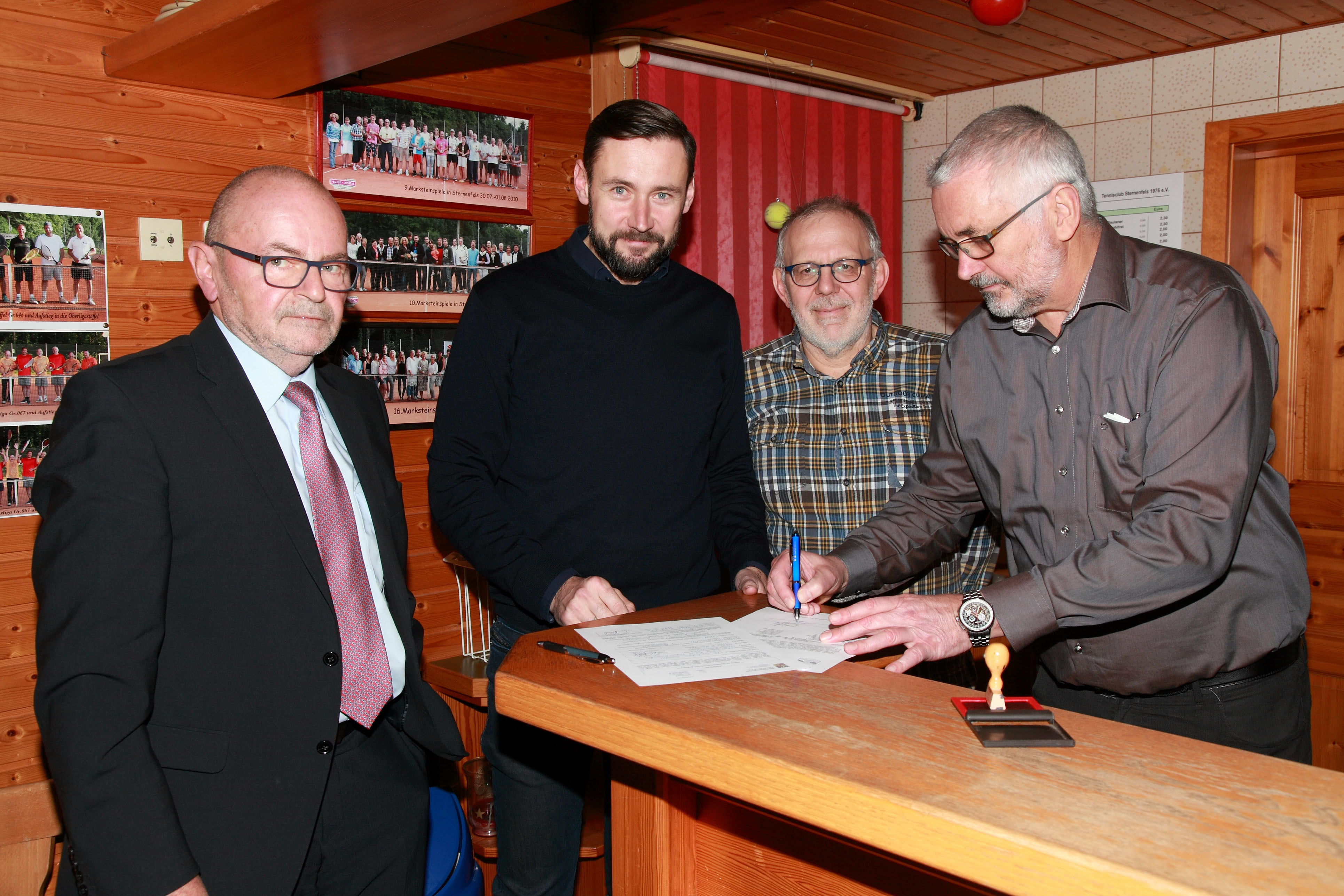 Walter Schäfer, Christoph Rohde, Bernhard Gromes und Klaus Woitke besiegeln die Tennisgemeinschaft