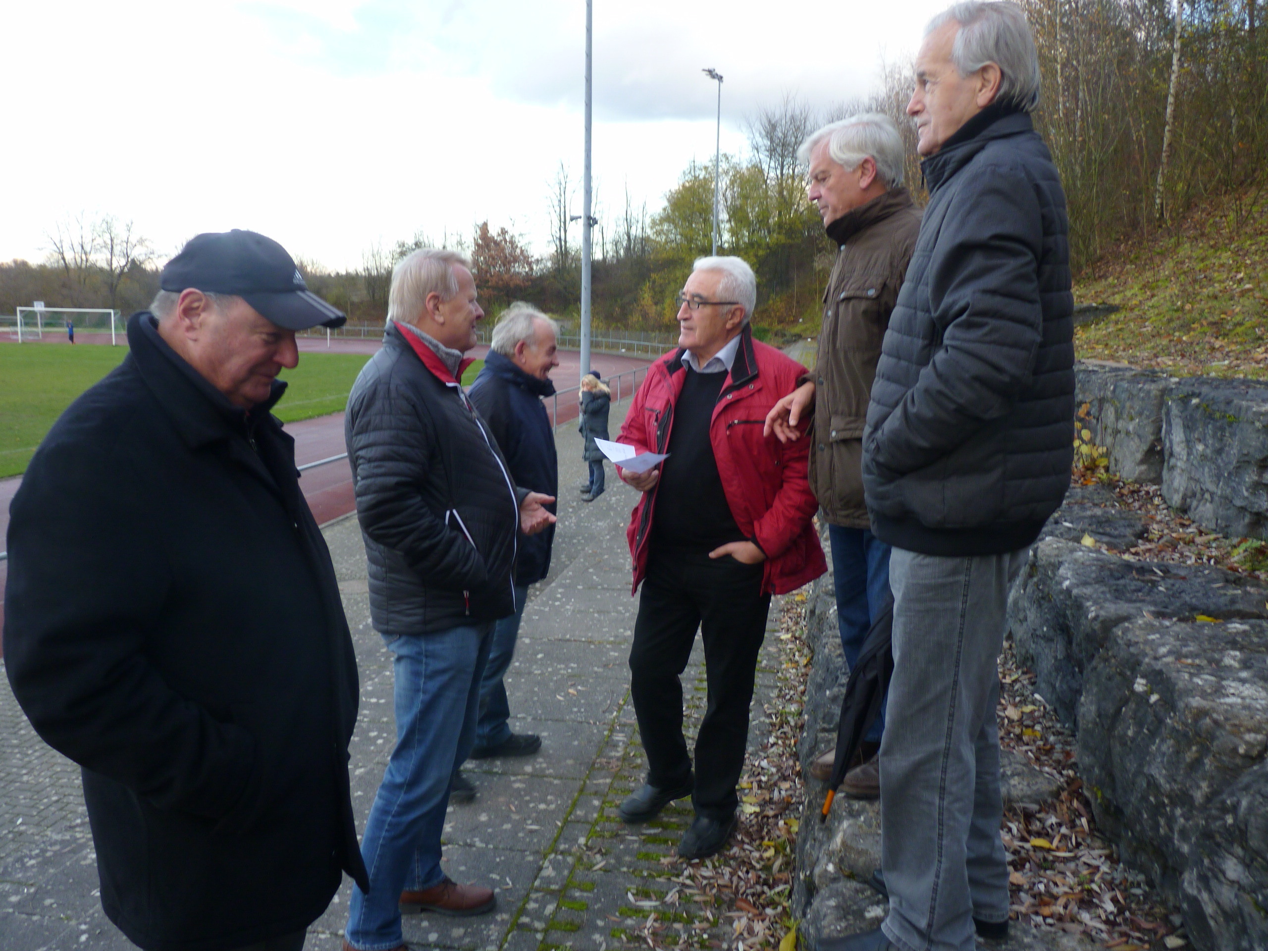 Die VfB Experten suchen nach dem Spiel bei einer Besprechung die Gründe für die Niederlage.