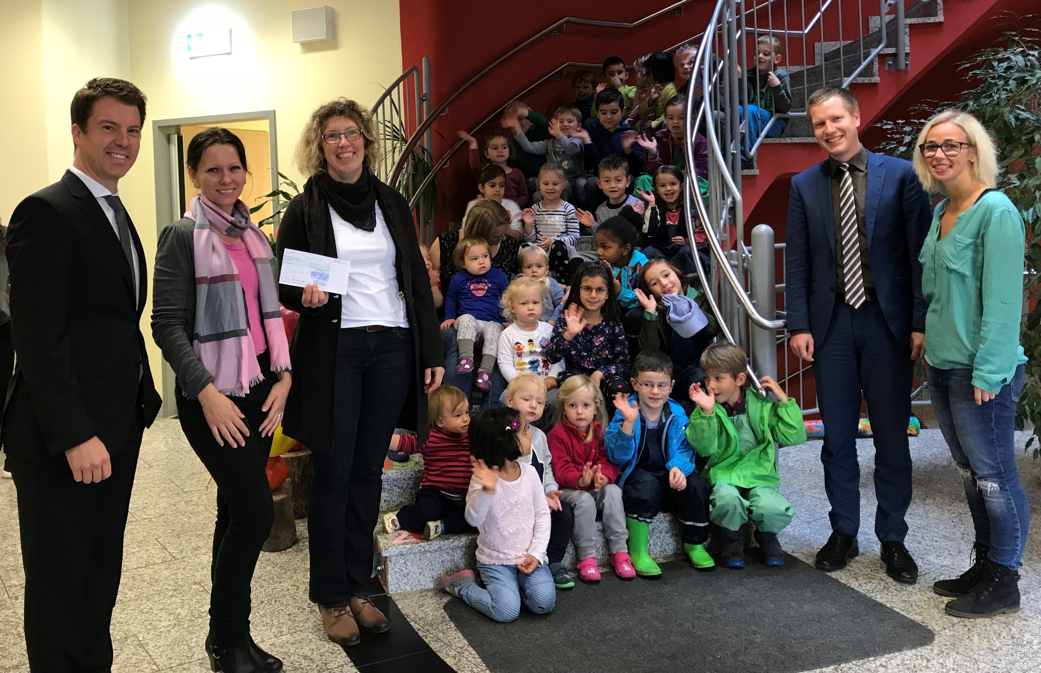 Große Freude im Kinderhaus: Tatjana Haspert und Silja Elsinger, Südbau GmbH, übergeben die Spende an Kinderhaus-Geschäftsführer Timo Müller, die Leiterin Stephanie Altmann (beide rechts) und Elternbeiratsvorsitzenden Robert Görden (ganz links).